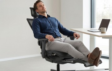 A Healthy Spine at Your Desk: 7 Signs That Your Office Chair Is Damaging Your Spine